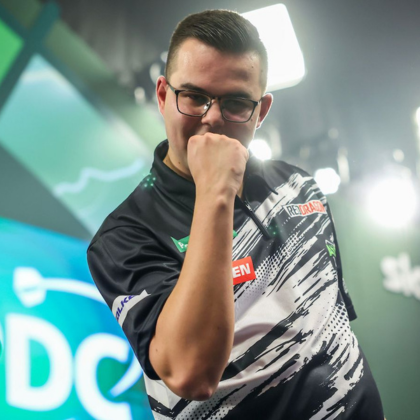 Gian van Veen – hráč TOP 3 světového žebříčku PDC a šipky Red Dragon, které používá