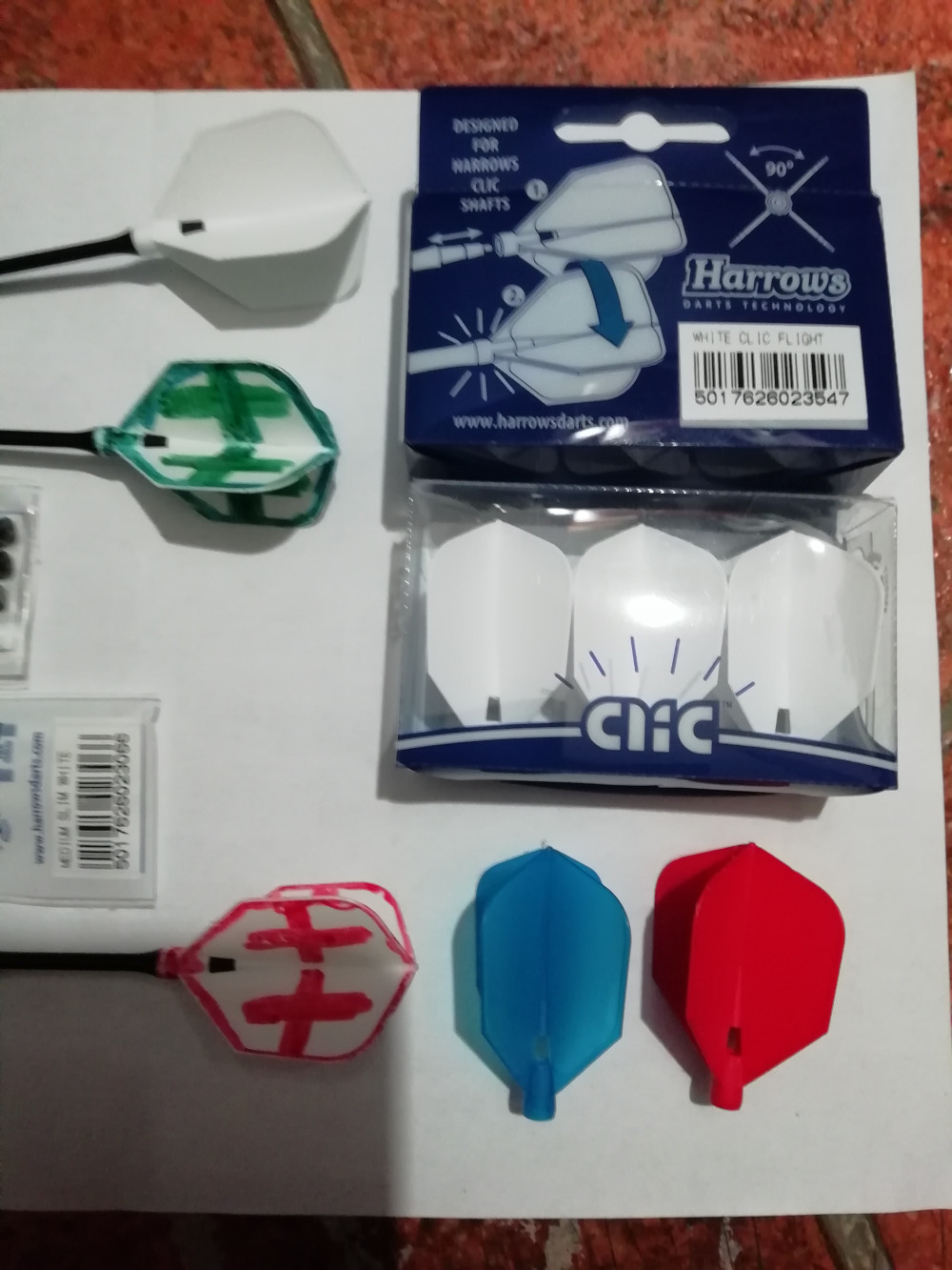 Letky na šipky Harrows Clic bílé
