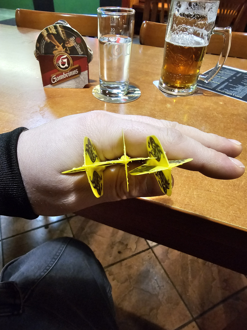   Letky na šipky Cuesoul TERO AK4, žluté květinový vzor, standard
